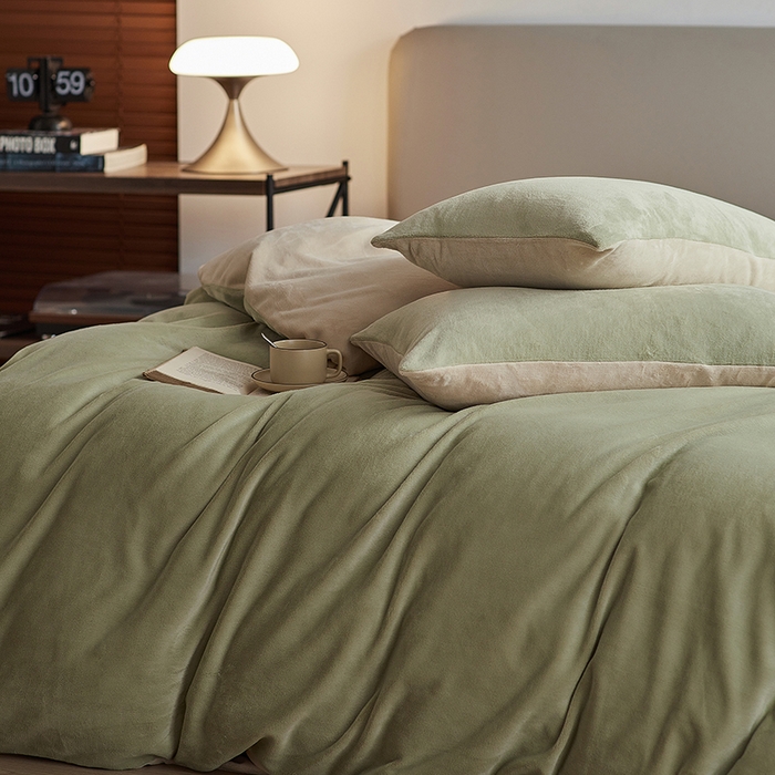 91家纺网 家纺一手货源 找家纺 千朵森 2025新款高克重全消光纯色牛奶绒套件四件套 风格二 绿芙配郁香金