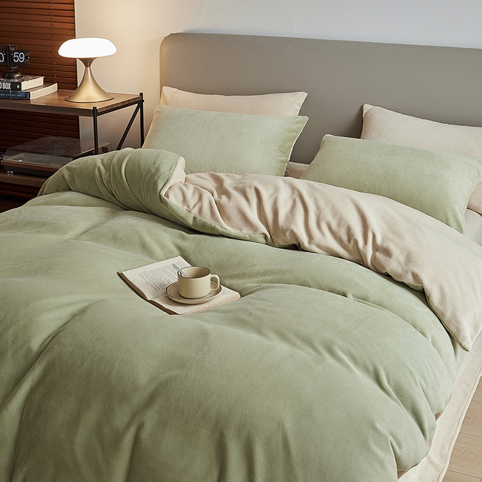 91家纺网 家纺一手货源 找家纺 千朵森 2025新款高克重全消光纯色牛奶绒套件四件套 风格二 绿芙配郁香金