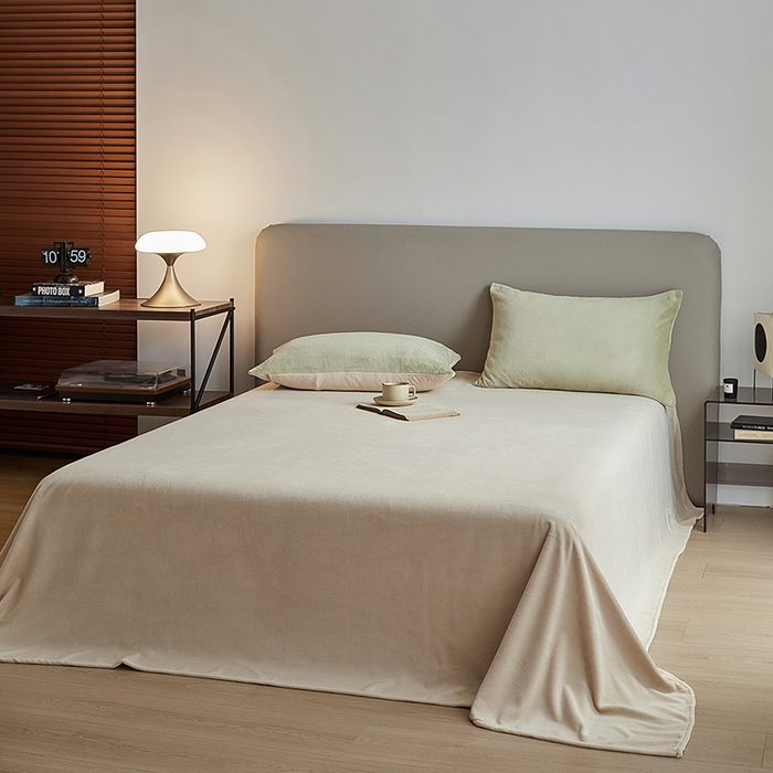 91家纺网 家纺一手货源 找家纺 千朵森 2025新款高克重全消光纯色牛奶绒套件四件套 风格二 绿芙配郁香金