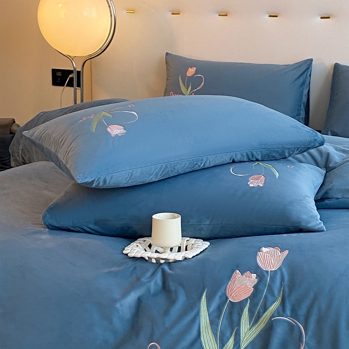 91家纺网 家纺一手货源 找家纺 如一 2025新款水晶绒双拼刺绣郁金香系列四件套 郁金香-宾利蓝