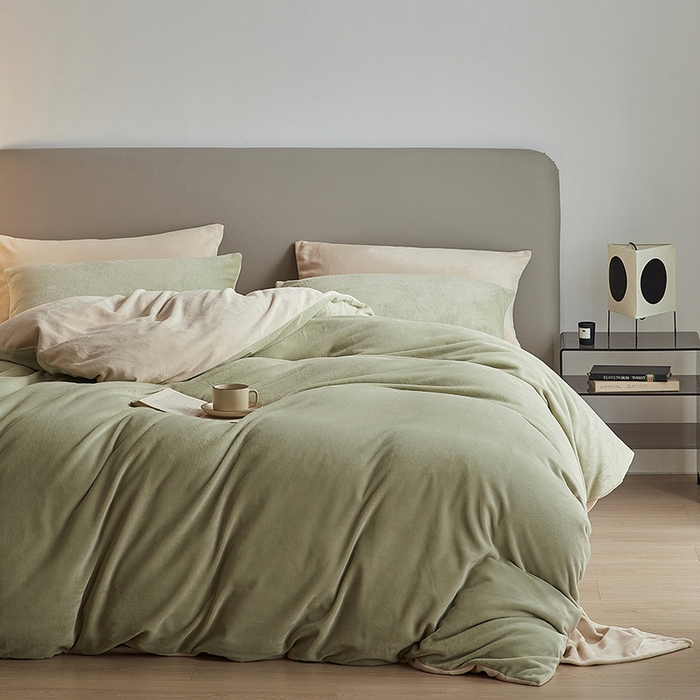 91家纺网 家纺一手货源 找家纺 千朵森 2025新款高克重全消光纯色牛奶绒套件四件套 风格二 绿芙配郁香金