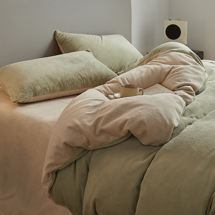 91家纺网 家纺一手货源 找家纺 千朵森 2025新款高克重全消光纯色牛奶绒套件四件套 风格二 绿芙配郁香金