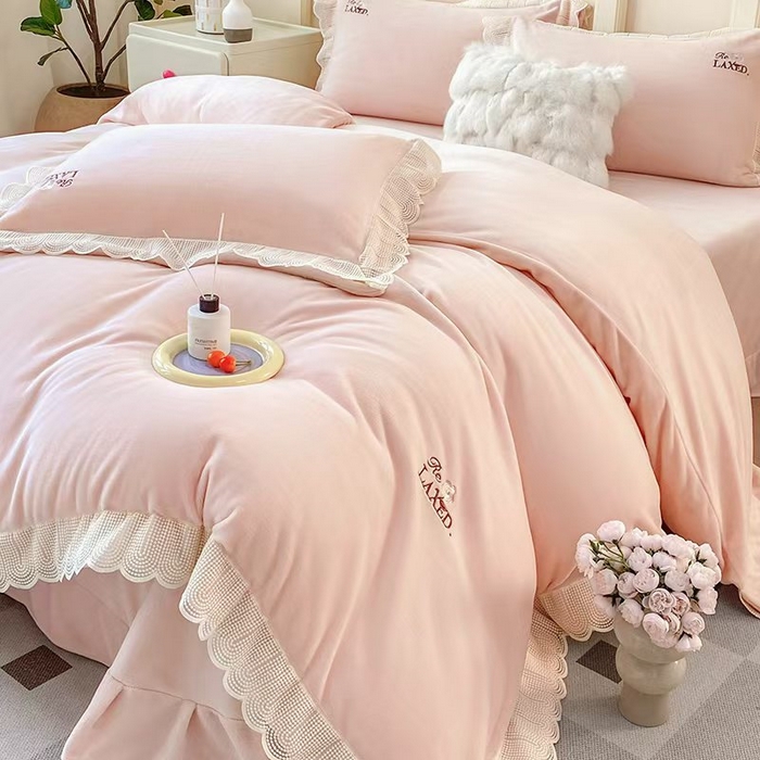 91家纺网 家纺一手货源 找家纺 席之家 2025新款公主风蕾丝花边刺绣牛奶绒四件套 少女风-少女粉