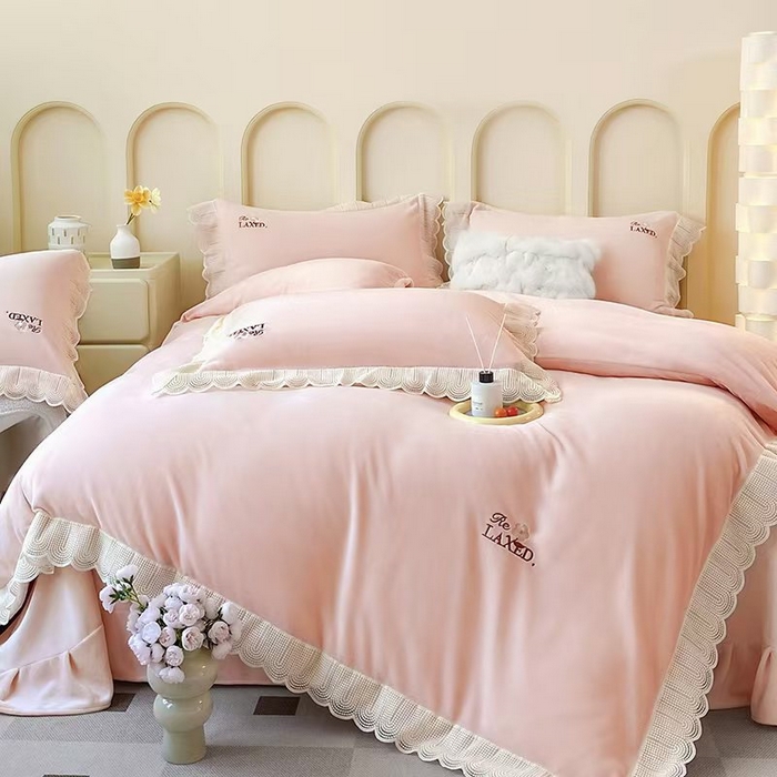 91家纺网 家纺一手货源 找家纺 席之家 2025新款公主风蕾丝花边刺绣牛奶绒四件套 少女风-少女粉