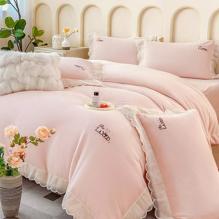 91家纺网 家纺一手货源 找家纺 席之家 2025新款公主风蕾丝花边刺绣牛奶绒四件套 少女风-少女粉