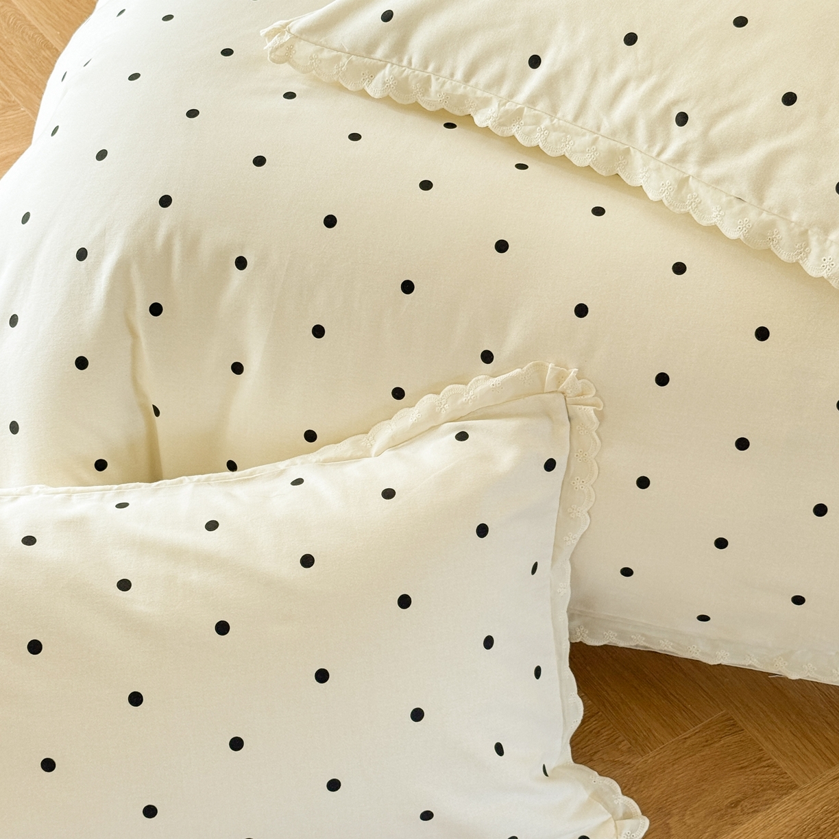 91家纺网 家纺一手货源 找家纺 于果 2025新款全棉纯棉生态磨毛花边款四件套 波点白