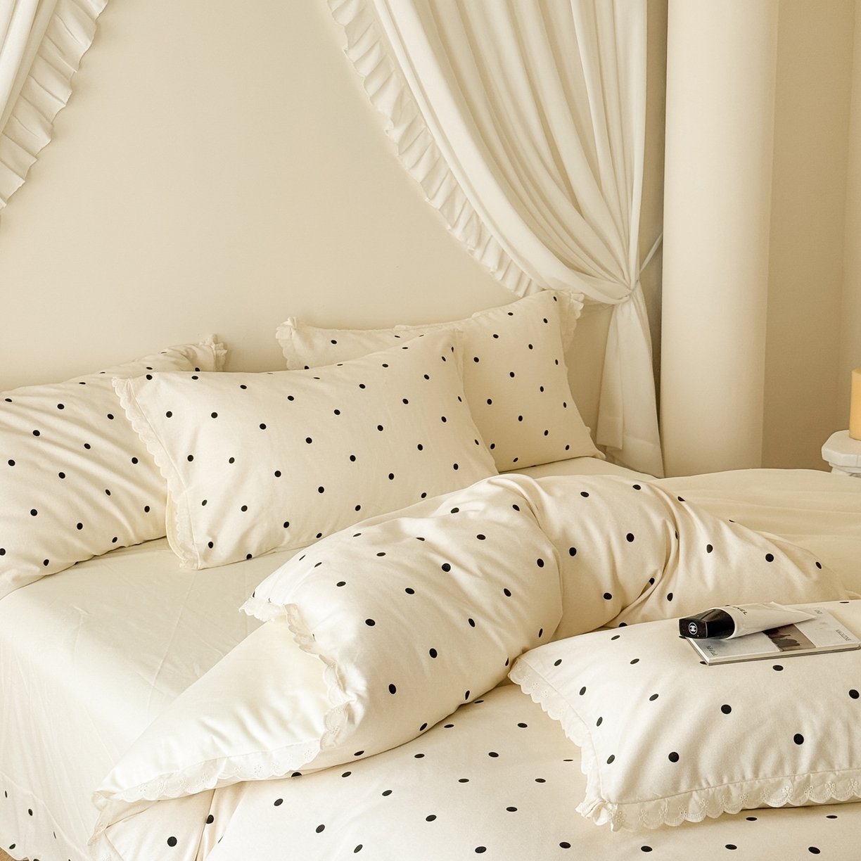 91家纺网 家纺一手货源 找家纺 于果 2025新款全棉纯棉生态磨毛花边款四件套 波点白