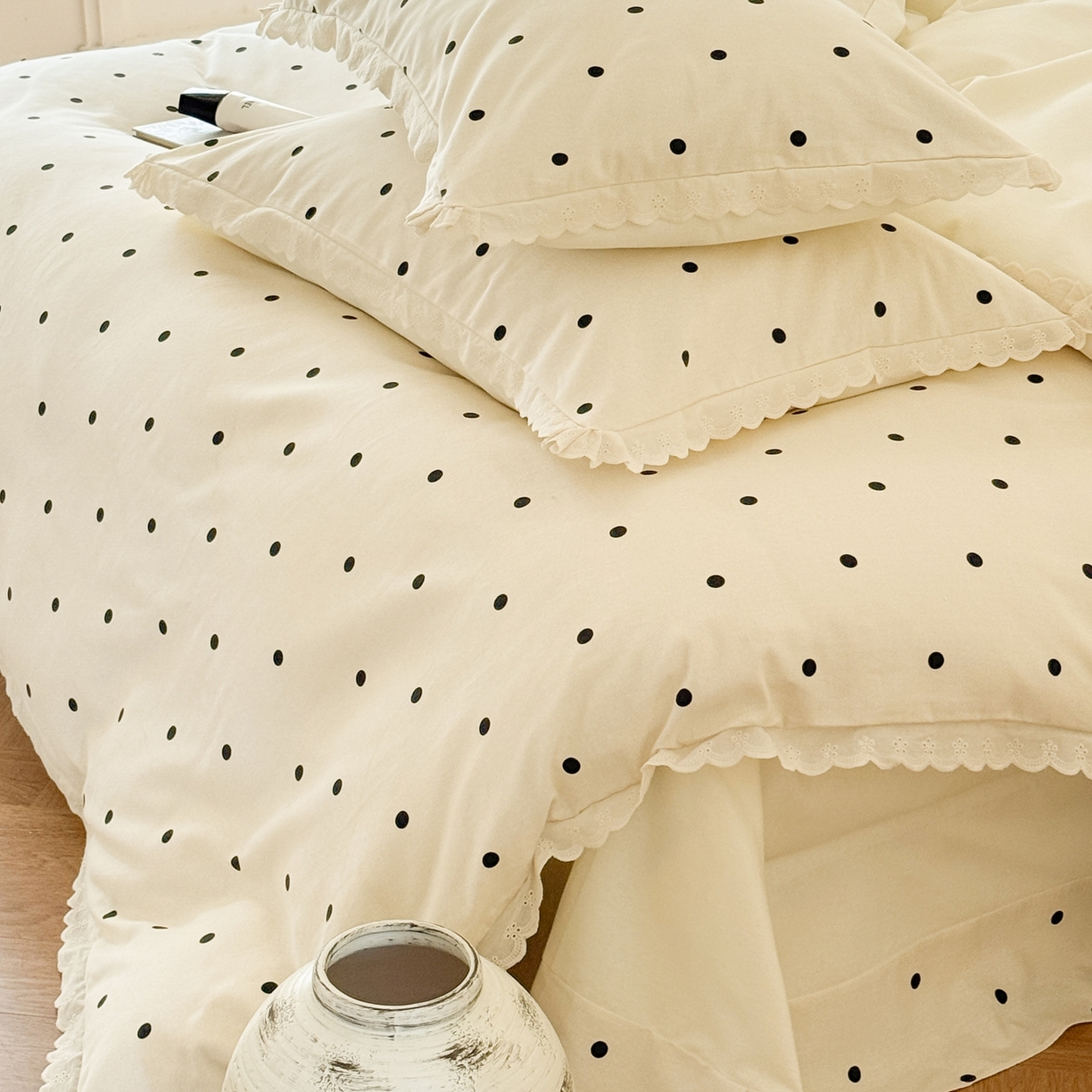 91家纺网 家纺一手货源 找家纺 于果 2025新款全棉纯棉生态磨毛花边款四件套 波点白