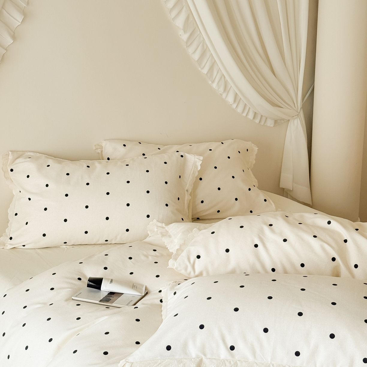 91家纺网 家纺一手货源 找家纺 于果 2025新款全棉纯棉生态磨毛花边款四件套 波点白