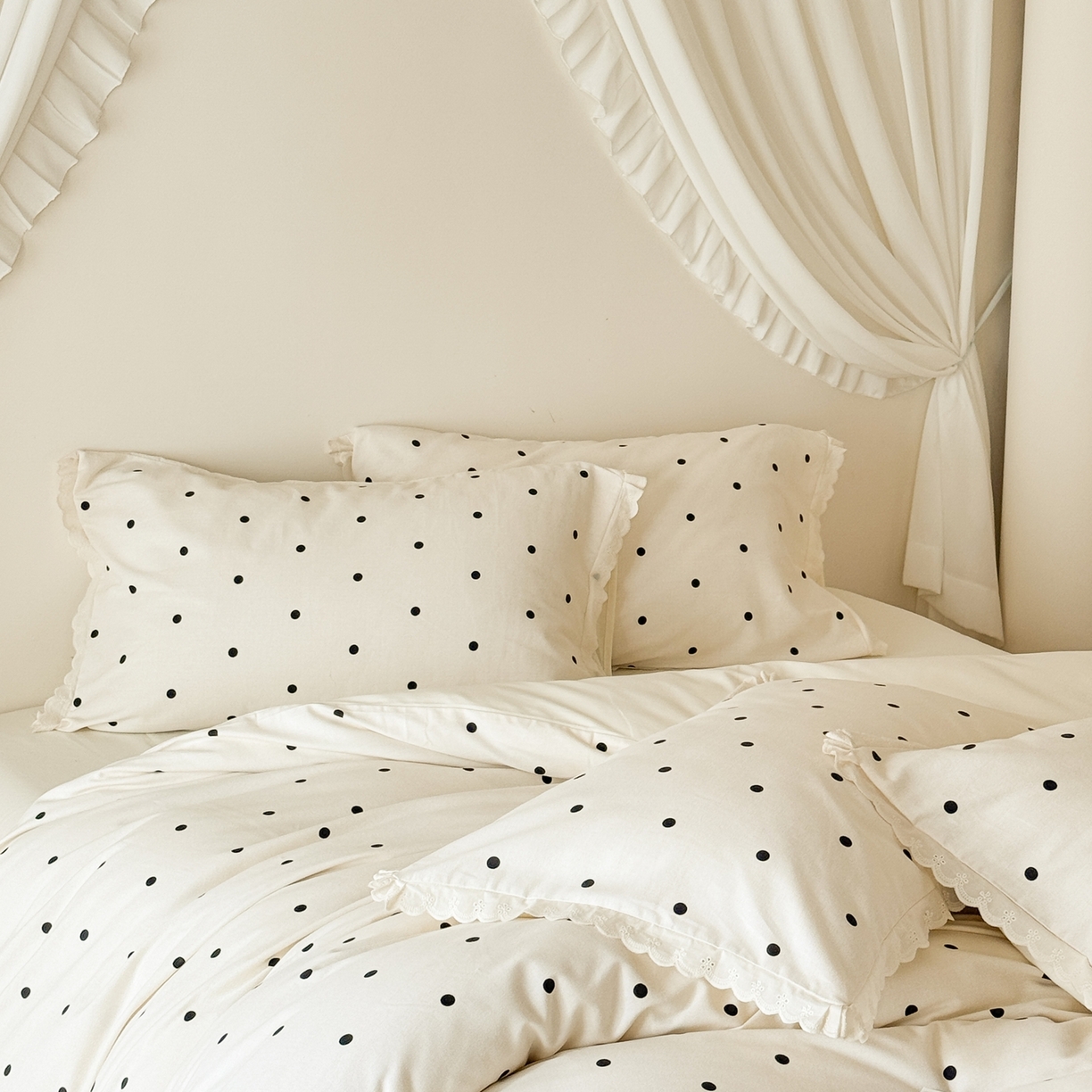 91家纺网 家纺一手货源 找家纺 于果 2025新款全棉纯棉生态磨毛花边款四件套 波点白