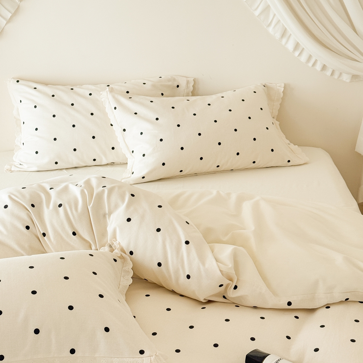 91家纺网 家纺一手货源 找家纺 于果 2025新款全棉纯棉生态磨毛花边款四件套 波点白