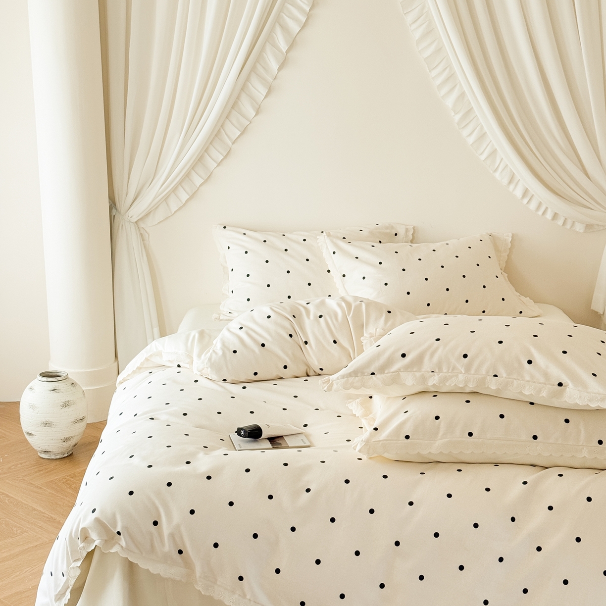 91家纺网 家纺一手货源 找家纺 于果 2025新款全棉纯棉生态磨毛花边款四件套 波点白