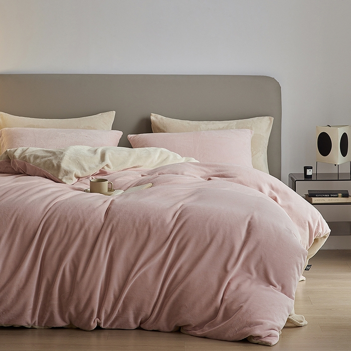 91家纺网 家纺一手货源 找家纺 千朵森 2025新款高克重全消光纯色牛奶绒套件四件套 风格二 藕荷粉配郁香金