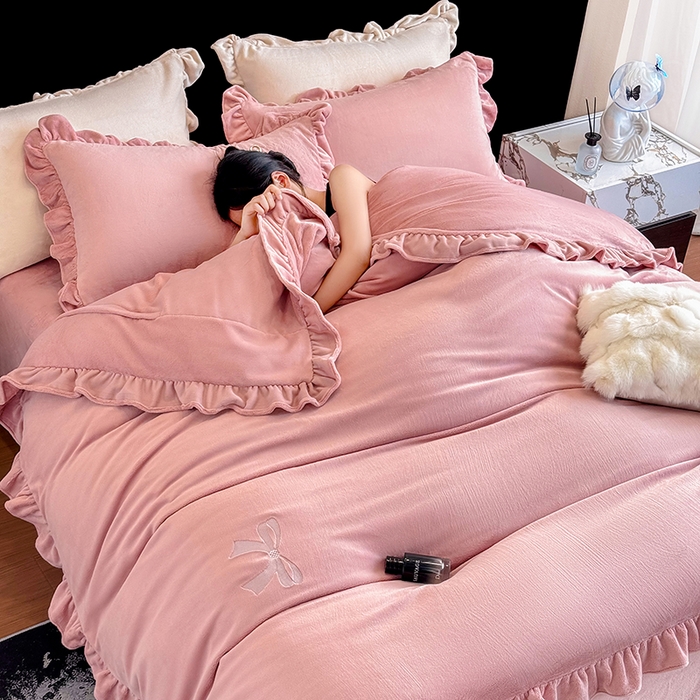 91家纺网 家纺一手货源 找家纺 （总）席之家 2025新款蝴蝶结绣花牛奶绒四件套