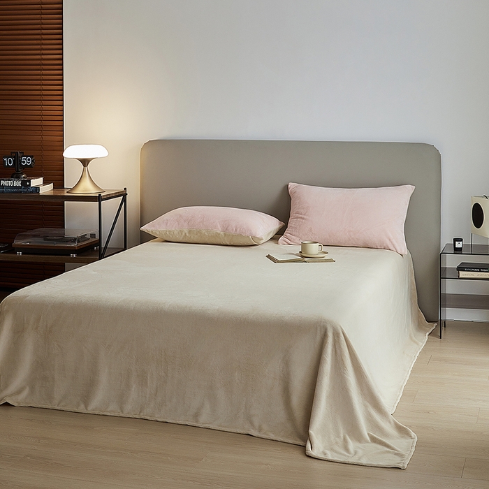 91家纺网 家纺一手货源 找家纺 千朵森 2025新款高克重全消光纯色牛奶绒套件四件套 风格二 藕荷粉配郁香金