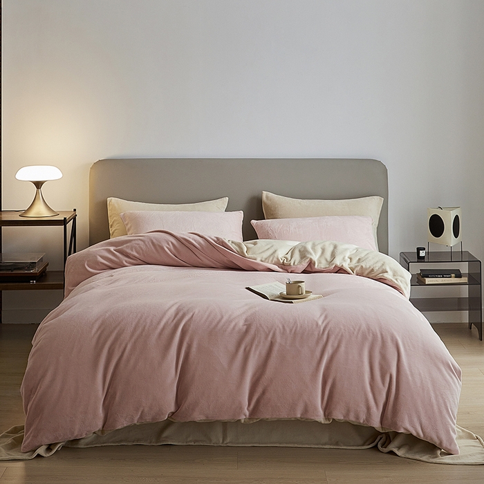 91家纺网 家纺一手货源 找家纺 千朵森 2025新款高克重全消光纯色牛奶绒套件四件套 风格二 藕荷粉配郁香金