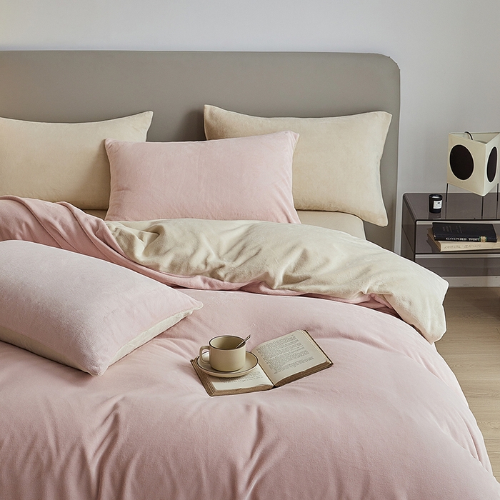 91家纺网 家纺一手货源 找家纺 千朵森 2025新款高克重全消光纯色牛奶绒套件四件套 风格二 藕荷粉配郁香金