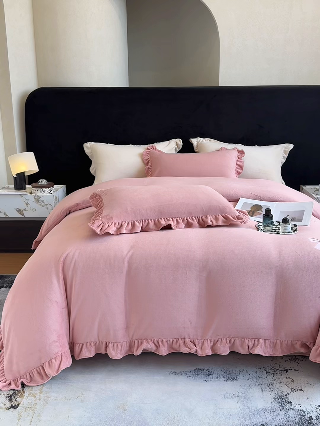 91家纺网 家纺一手货源 找家纺 （总）席之家 2025新款蝴蝶结绣花牛奶绒四件套