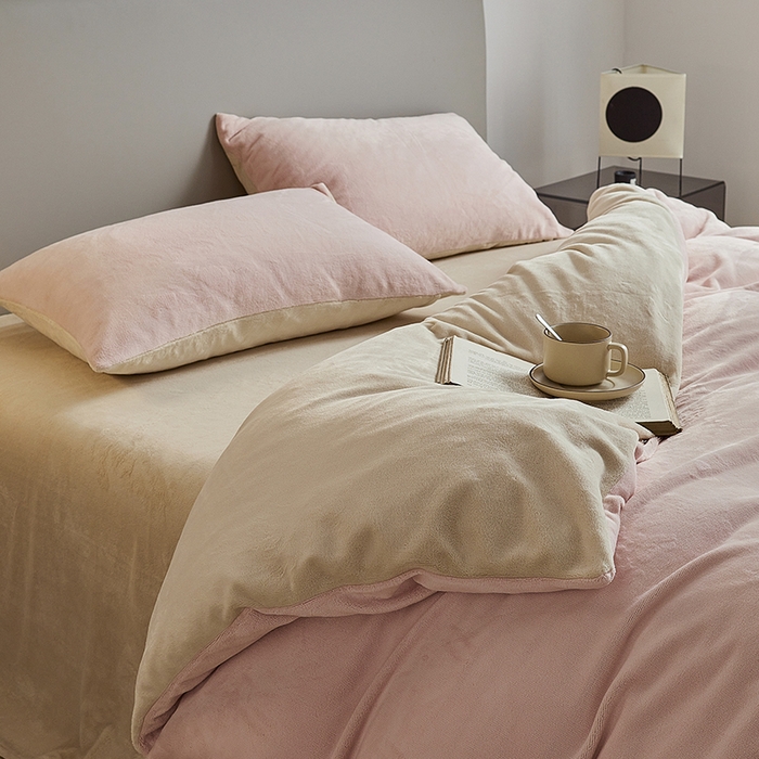 91家纺网 家纺一手货源 找家纺 千朵森 2025新款高克重全消光纯色牛奶绒套件四件套 风格二 藕荷粉配郁香金