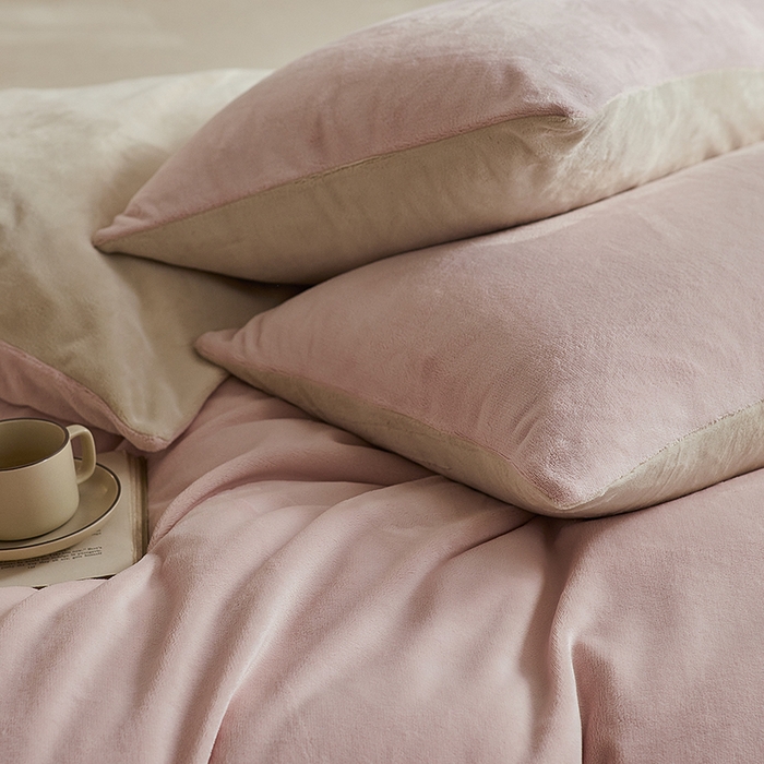 91家纺网 家纺一手货源 找家纺 千朵森 2025新款高克重全消光纯色牛奶绒套件四件套 风格二 藕荷粉配郁香金