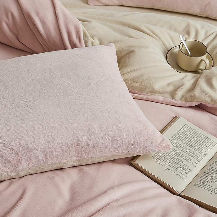 91家纺网 家纺一手货源 找家纺 千朵森 2025新款高克重全消光纯色牛奶绒套件四件套 风格二 藕荷粉配郁香金