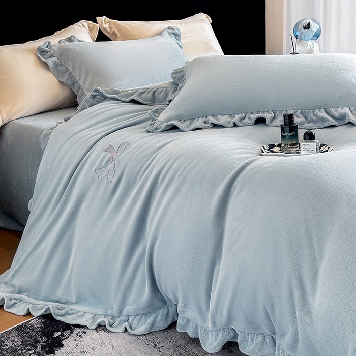 91家纺网 家纺一手货源 找家纺 席之家 2025新款蝴蝶结绣花牛奶绒四件套 蝴蝶结-海蓝