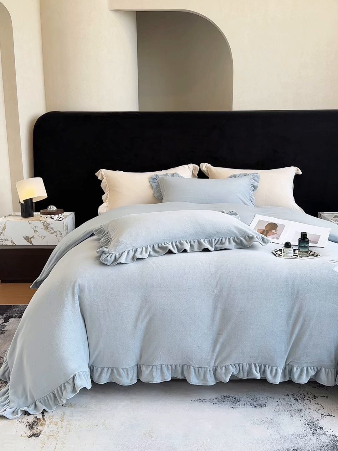 91家纺网 家纺一手货源 找家纺 席之家 2025新款蝴蝶结绣花牛奶绒四件套 蝴蝶结-海蓝