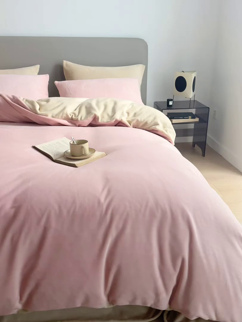 91家纺网 家纺一手货源 找家纺 千朵森 2025新款高克重全消光纯色牛奶绒套件四件套 风格二 藕荷粉配郁香金