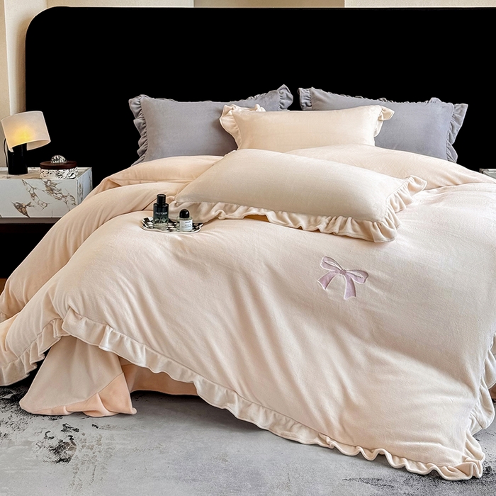 91家纺网 家纺一手货源 找家纺 席之家 2025新款蝴蝶结绣花牛奶绒四件套 蝴蝶结-奶咖