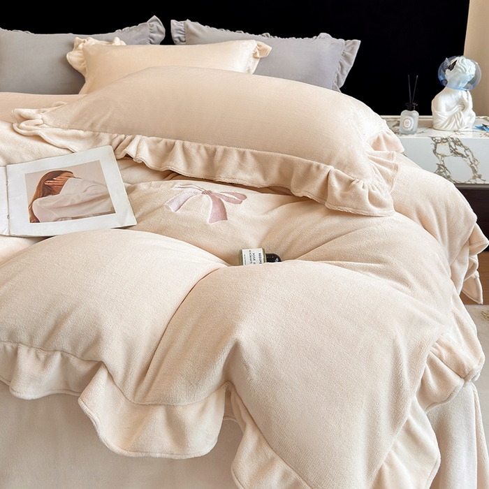 91家纺网 家纺一手货源 找家纺 席之家 2025新款蝴蝶结绣花牛奶绒四件套 蝴蝶结-奶咖