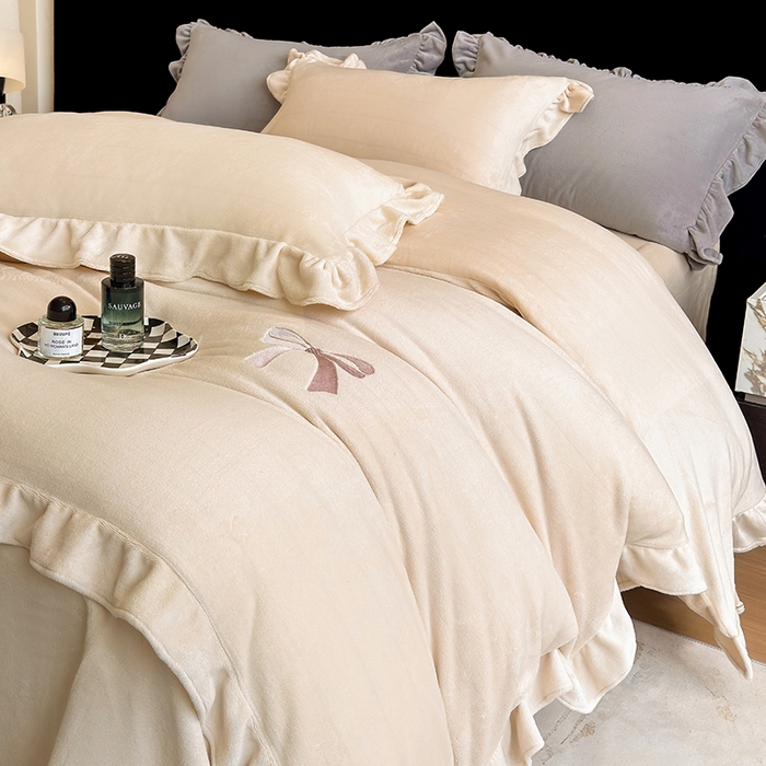 91家纺网 家纺一手货源 找家纺 席之家 2025新款蝴蝶结绣花牛奶绒四件套 蝴蝶结-奶咖