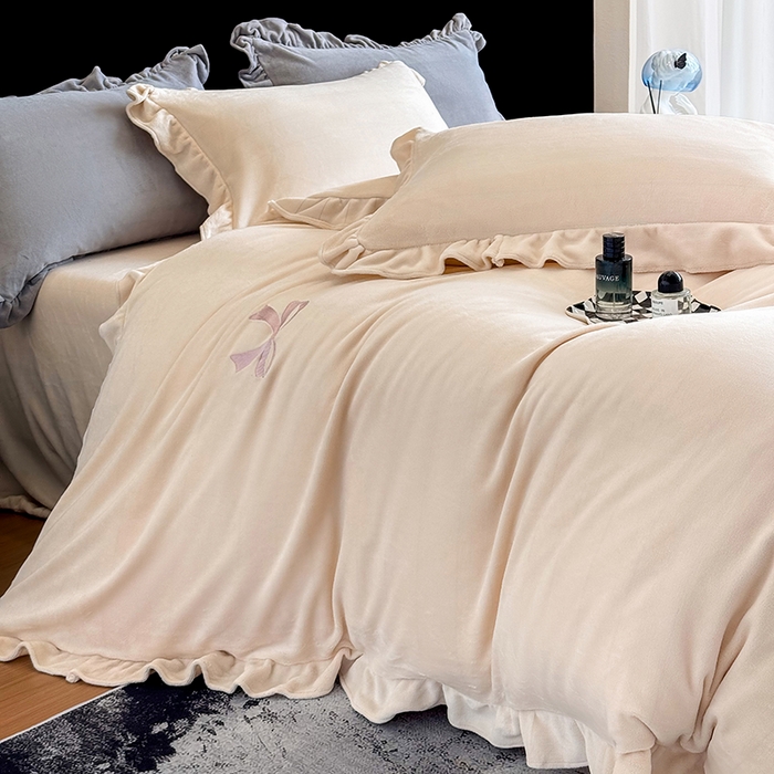 91家纺网 家纺一手货源 找家纺 席之家 2025新款蝴蝶结绣花牛奶绒四件套 蝴蝶结-奶咖