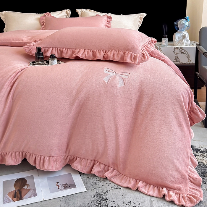 91家纺网 家纺一手货源 找家纺 席之家 2025新款蝴蝶结绣花牛奶绒四件套 蝴蝶结-少女粉