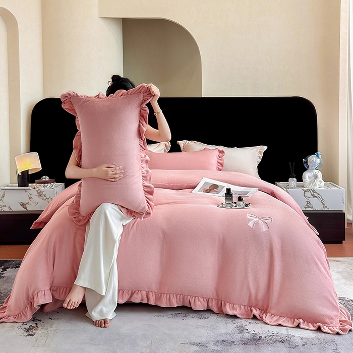 91家纺网 家纺一手货源 找家纺 席之家 2025新款蝴蝶结绣花牛奶绒四件套 蝴蝶结-少女粉