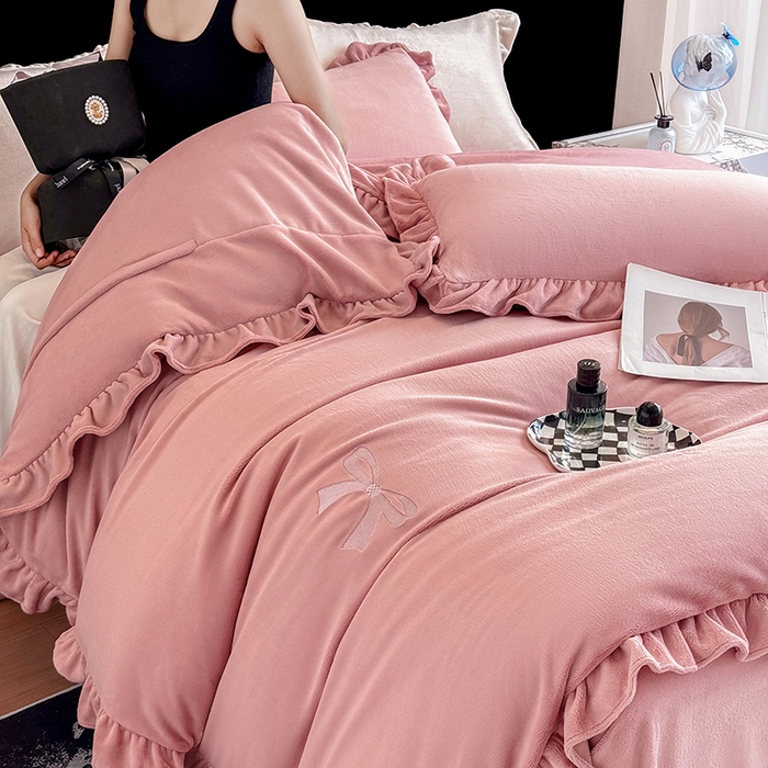 91家纺网 家纺一手货源 找家纺 席之家 2025新款蝴蝶结绣花牛奶绒四件套 蝴蝶结-少女粉