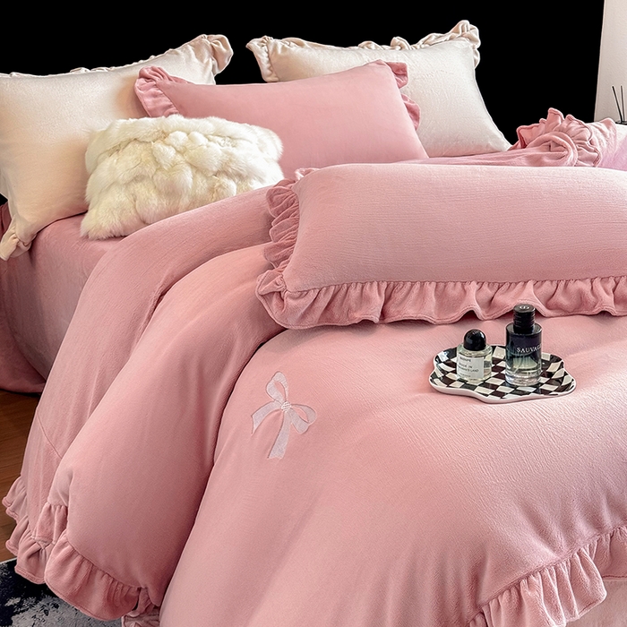 91家纺网 家纺一手货源 找家纺 席之家 2025新款蝴蝶结绣花牛奶绒四件套 蝴蝶结-少女粉