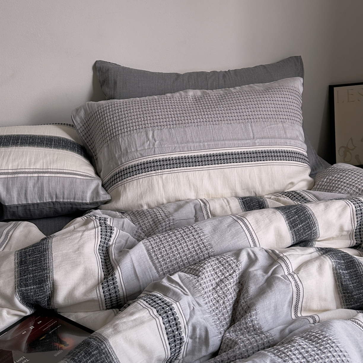 91家纺网 家纺一手货源 找家纺 艾咪-Amy ntmy 2025新款全棉色织小提花四件套-絮语      透明PE袋(如需手提无纺布包+5元) 絮语-灰