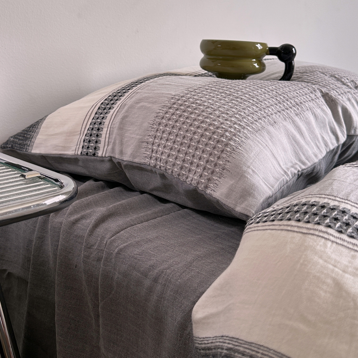 91家纺网 家纺一手货源 找家纺 艾咪-Amy ntmy 2025新款全棉色织小提花四件套-絮语      透明PE袋(如需手提无纺布包+5元) 絮语-灰