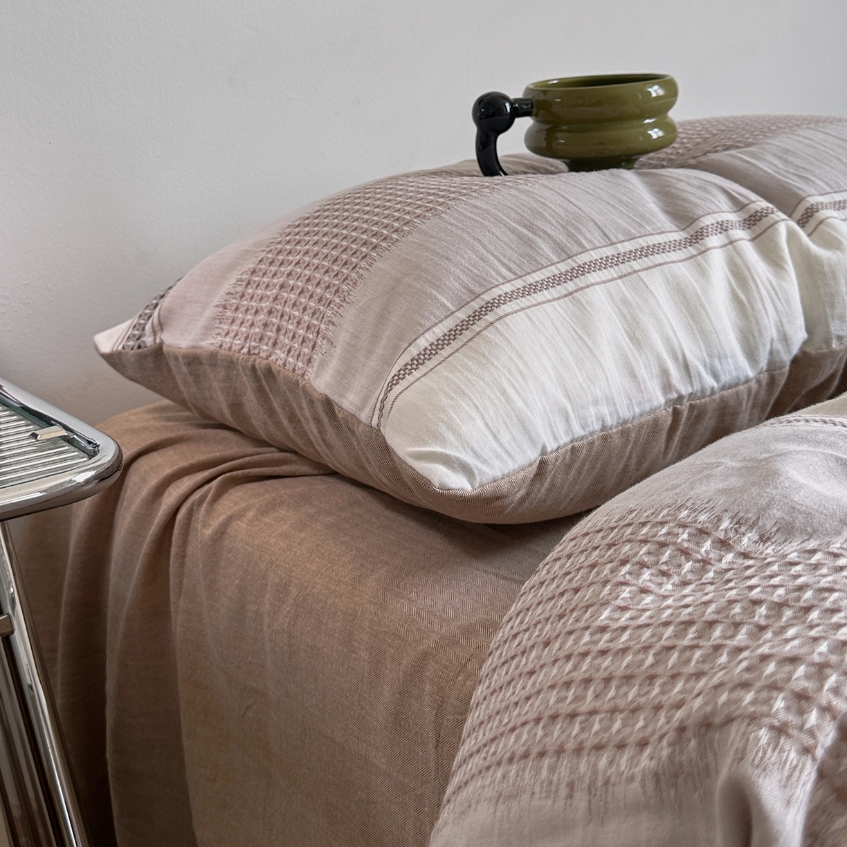 91家纺网 家纺一手货源 找家纺 艾咪-Amy ntmy 2025新款全棉色织小提花四件套-絮语      透明PE袋(如需手提无纺布包+5元) 絮语-咖