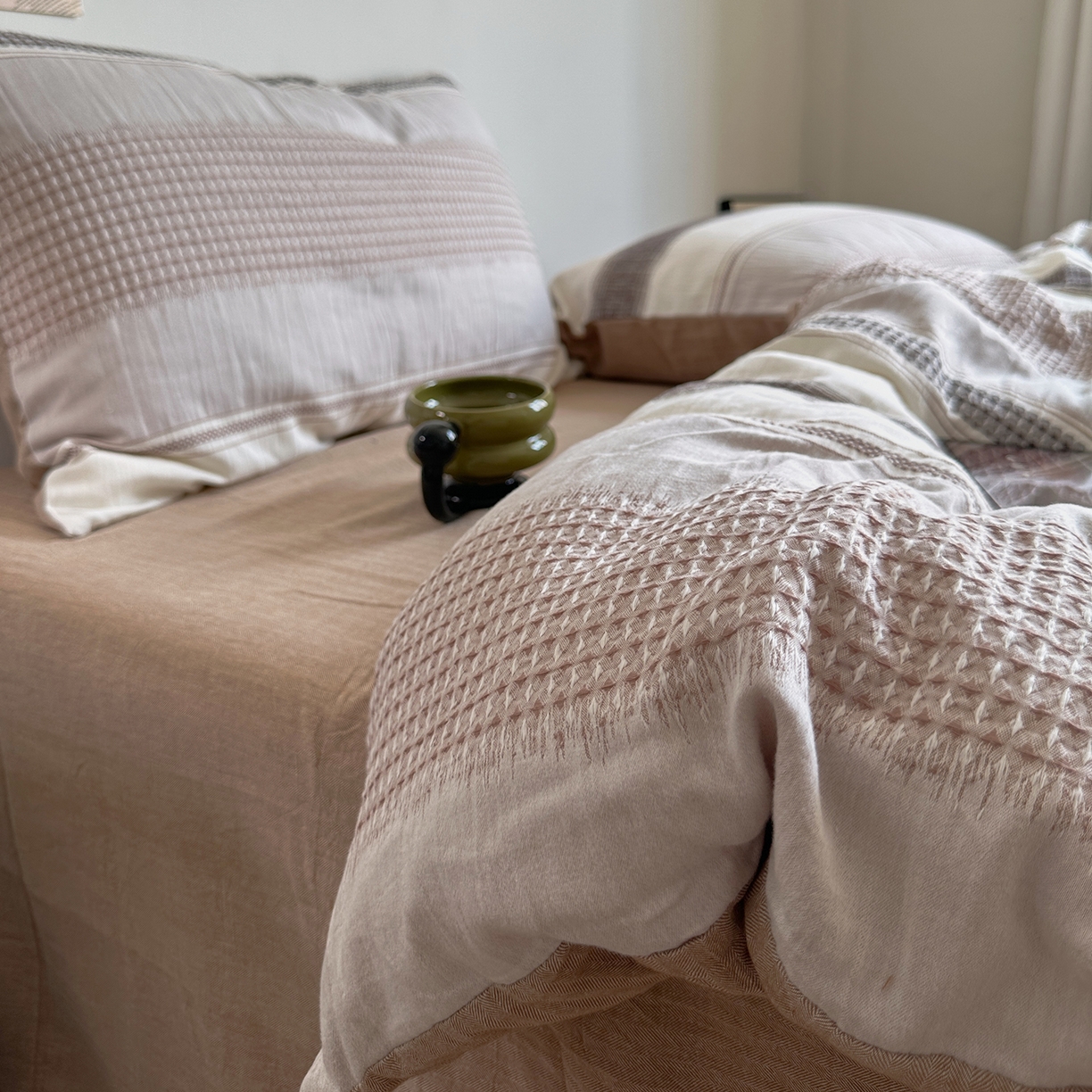 91家纺网 家纺一手货源 找家纺 艾咪-Amy ntmy 2025新款全棉色织小提花四件套-絮语      透明PE袋(如需手提无纺布包+5元) 絮语-咖