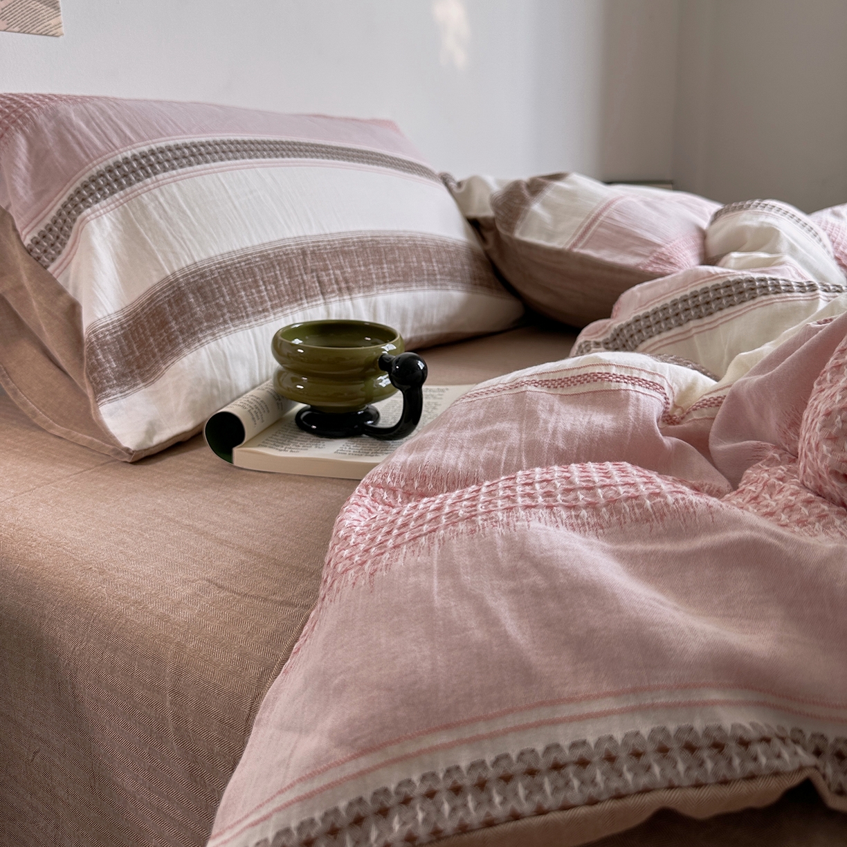 91家纺网 家纺一手货源 找家纺 艾咪-Amy ntmy 2025新款全棉色织小提花四件套-絮语      透明PE袋(如需手提无纺布包+5元) 絮语-粉