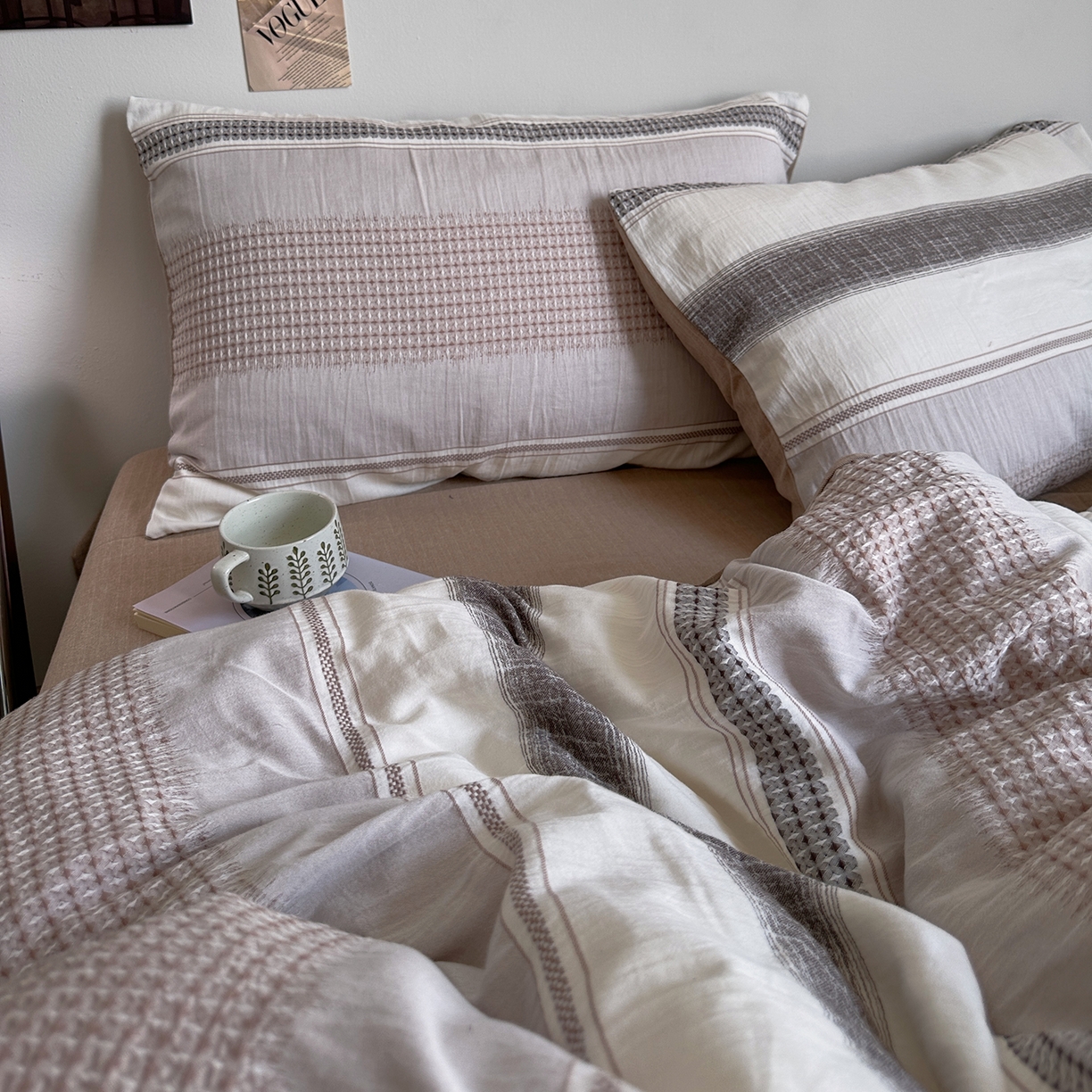 91家纺网 家纺一手货源 找家纺 艾咪-Amy ntmy 2025新款全棉色织小提花四件套-絮语      透明PE袋(如需手提无纺布包+5元) 絮语-咖