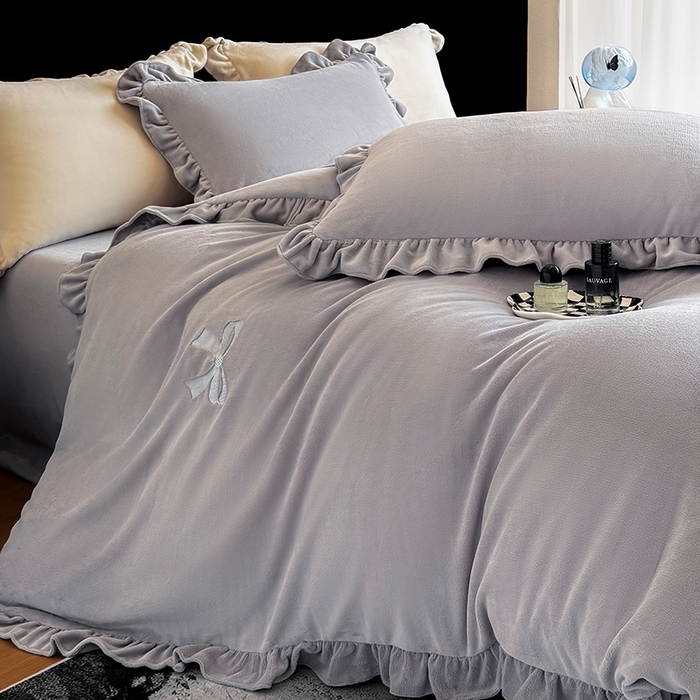 91家纺网 家纺一手货源 找家纺 席之家 2025新款蝴蝶结绣花牛奶绒四件套 蝴蝶结-雅士灰