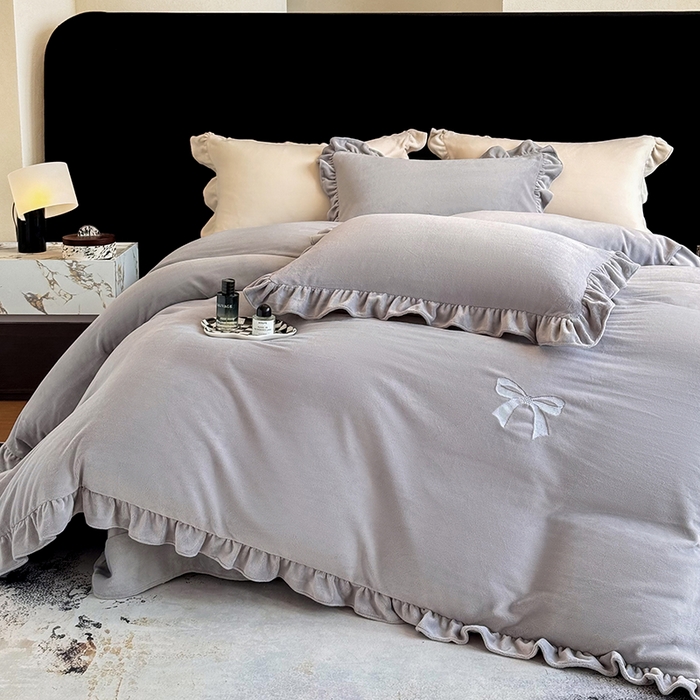 91家纺网 家纺一手货源 找家纺 席之家 2025新款蝴蝶结绣花牛奶绒四件套 蝴蝶结-雅士灰