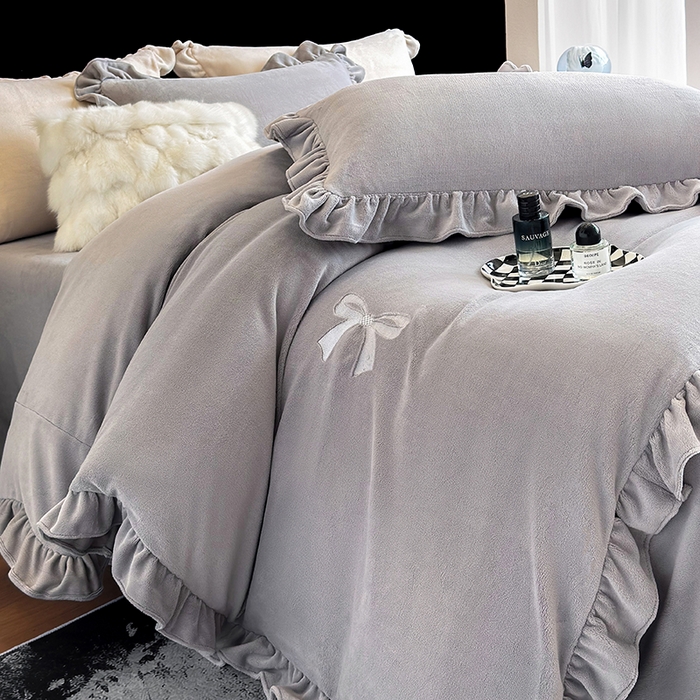 91家纺网 家纺一手货源 找家纺 席之家 2025新款蝴蝶结绣花牛奶绒四件套 蝴蝶结-雅士灰