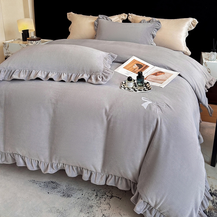 91家纺网 家纺一手货源 找家纺 席之家 2025新款蝴蝶结绣花牛奶绒四件套 蝴蝶结-雅士灰