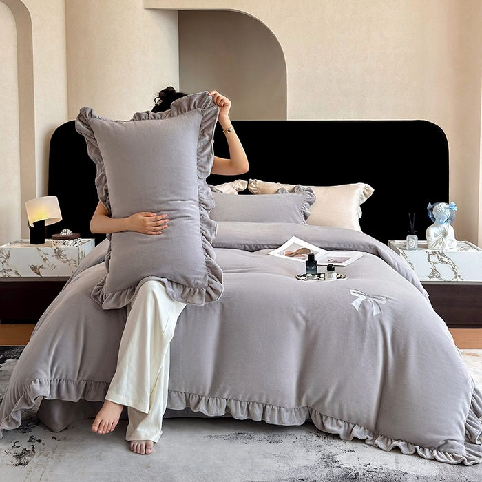 91家纺网 家纺一手货源 找家纺 席之家 2025新款蝴蝶结绣花牛奶绒四件套 蝴蝶结-雅士灰