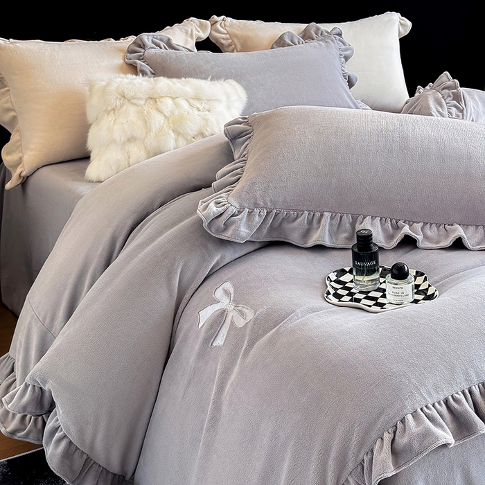 91家纺网 家纺一手货源 找家纺 席之家 2025新款蝴蝶结绣花牛奶绒四件套 蝴蝶结-雅士灰