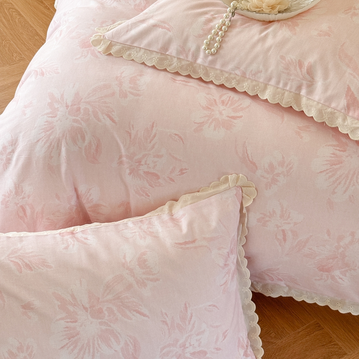 91家纺网 家纺一手货源 找家纺 于果 2025新款全棉纯棉生态磨毛花边款四件套 柔色花影