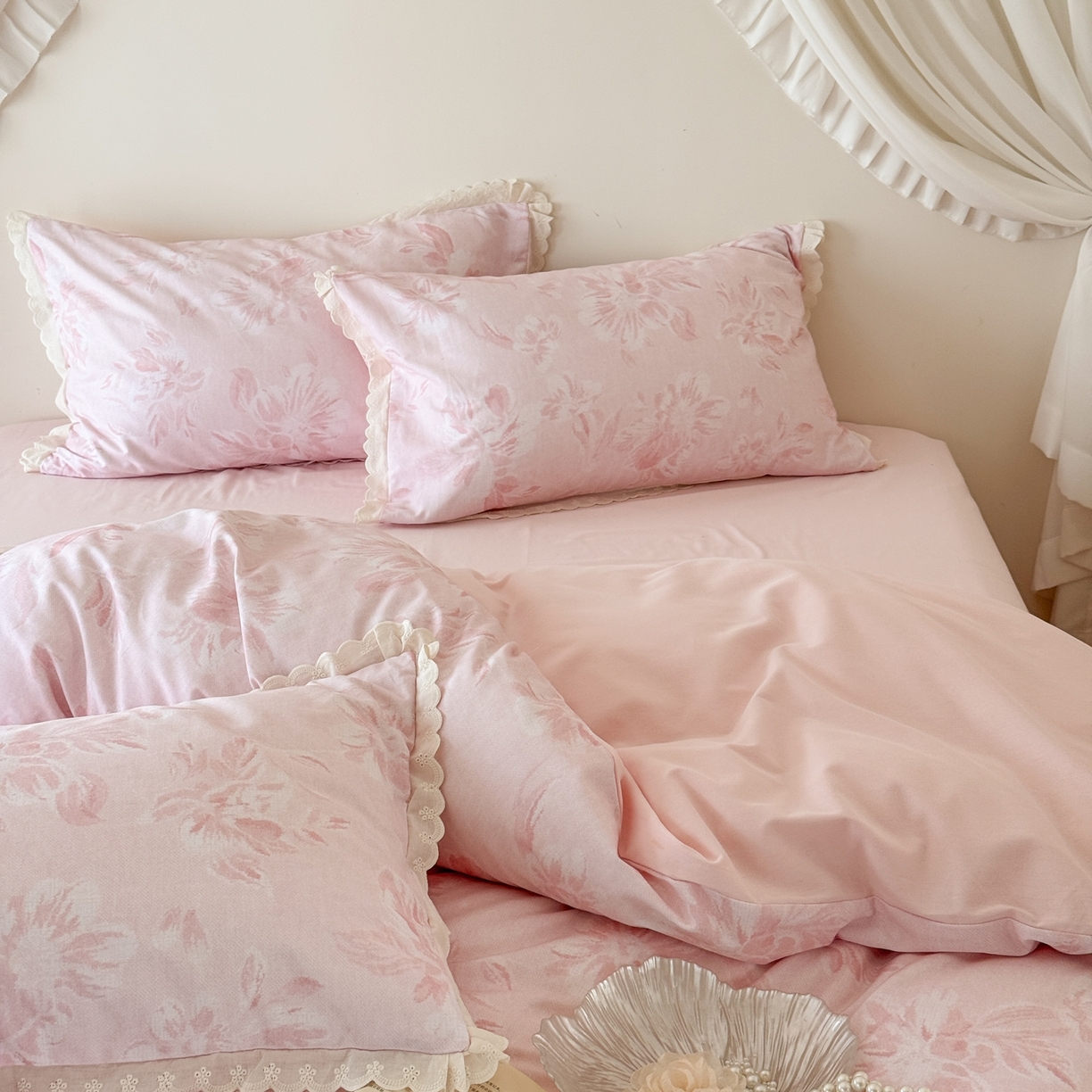 91家纺网 家纺一手货源 找家纺 于果 2025新款全棉纯棉生态磨毛花边款四件套 柔色花影